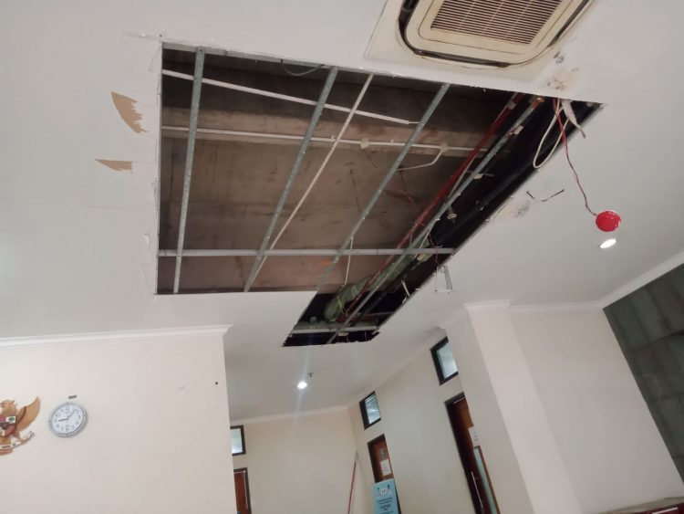 Tercium Aroma Kebohongan Ambruknya Plafon DPRKP Pemkab Karawang, APH Diminta Usut