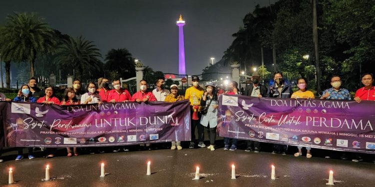 Malam Doa dan Nyalakan Lilin Perdamaian Bersama Lintas Ormas Nasrani