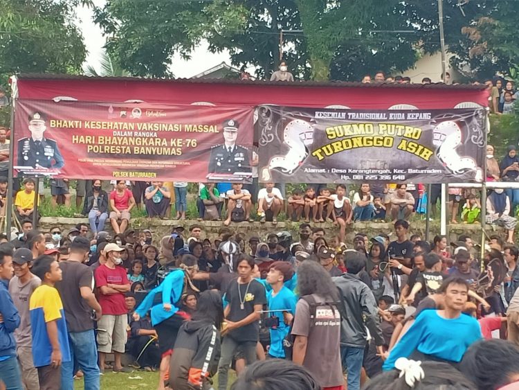 Peringati Hari Bayangkara ke 76, Polsek Baturraden Gelar Bhakti Kesehatan dan Nanggap Ebeg