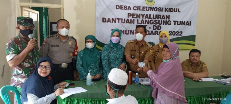Pemdes Cileungsi Kidul Bagikan BLT – DD Tahap 2 ke 137 KPM
