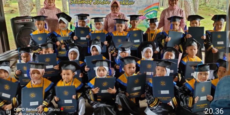 Perpisahan Dan Pentas Seni Kelompok Belajar PAUD Mahkota Begitu Meriah