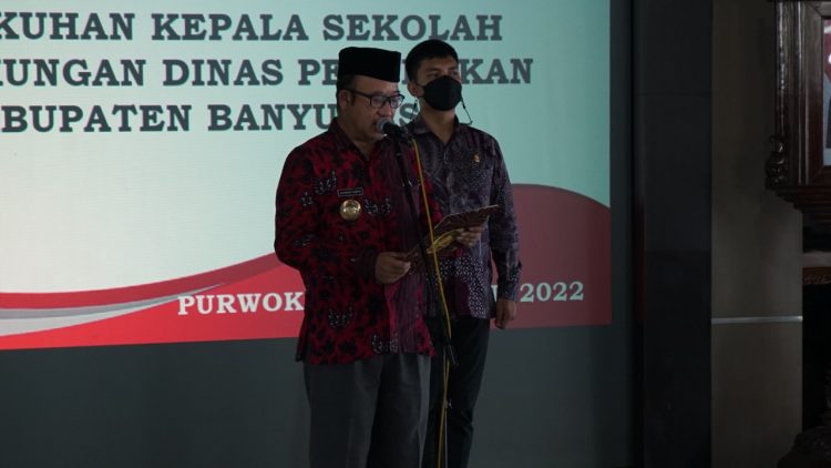 Bupati Banyumas Kukuhkan 30 Kepala Sekolah SD dan SMP