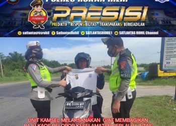 Satlantas Polres Rohil Bagikan 5 Helm SNI dan 5 Kaos Pelopor ke Pengendara