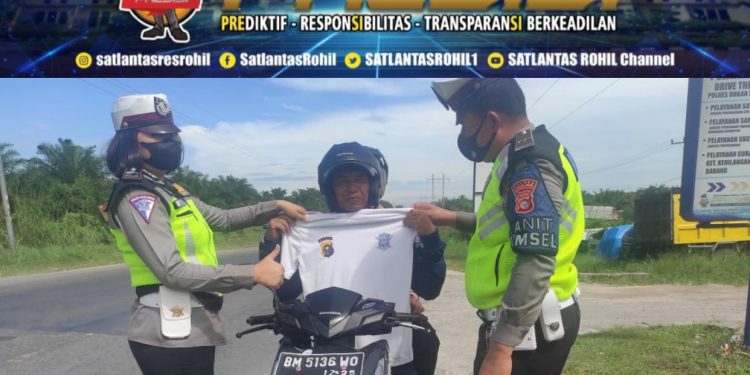 Satlantas Polres Rohil Bagikan 5 Helm SNI dan 5 Kaos Pelopor ke Pengendara