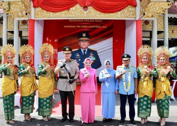 Kapolda Riau Melepas Danlanud RSN Secara Tradisi, Marsma Andi Kustoro : Saya Danlanud Pertama Yang Dikawal Bintang Dua