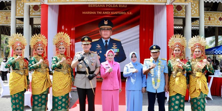 Kapolda Riau Melepas Danlanud RSN Secara Tradisi, Marsma Andi Kustoro : Saya Danlanud Pertama Yang Dikawal Bintang Dua