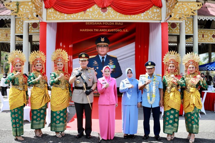 Kapolda Riau Melepas Danlanud RSN Secara Tradisi, Marsma Andi Kustoro : Saya Danlanud Pertama Yang Dikawal Bintang Dua