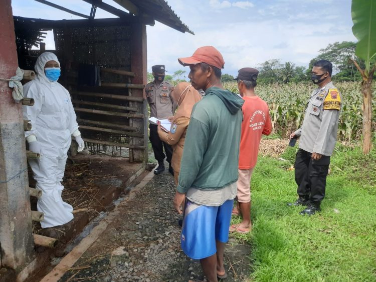 Polsek Bojongsari Pantau Vaksinasi Hewan Ternak