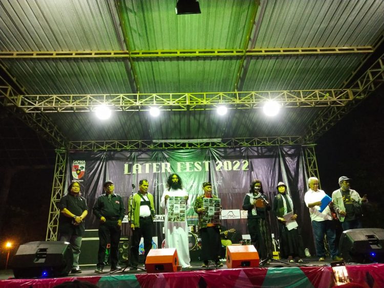 Gerakan Literasi Pembaca – pembaca Puisi Gaek Tunjukkan Taring di Panggung Reuni Puisi