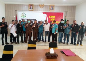 Koalisi Ormas-LSM Laporkan Mantan Kades Mangkalaya ke Kejari