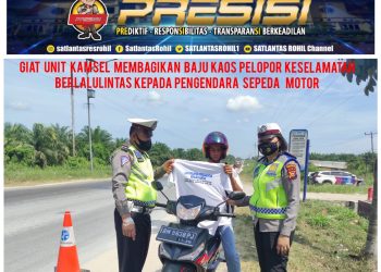 Satlantas Polres Rohil Bagikan 5 Helm SNI dan 5 Kaos Pelopor ke Pengguna Septor