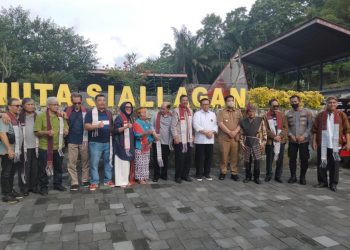 Anggota Dewan Pertimbangan Presiden Agung Laksono Kunjungi Huta Siallagan