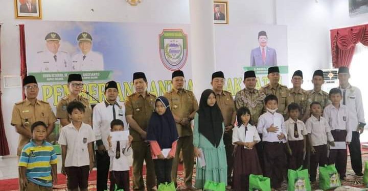 Bupati Seluma Serta Rombongan Ajak Anak Yatim Piatu Yasinan Bersama