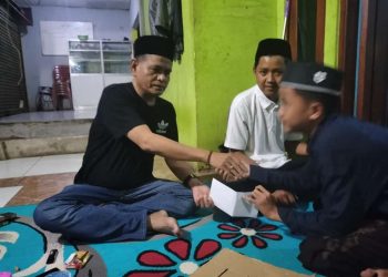 Pemerintahan Desa Dayeuh Berikan Beasiswa ke Anak Yatim