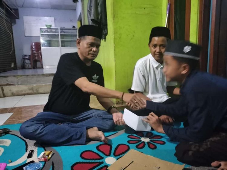 Pemerintahan Desa Dayeuh Berikan Beasiswa ke Anak Yatim