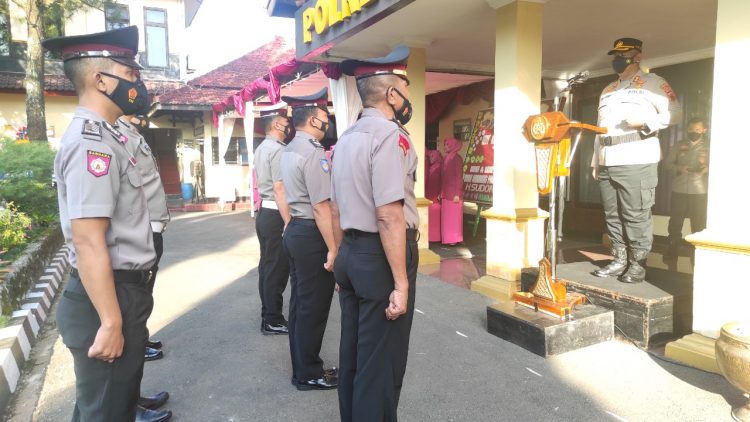 Tepat di Hari Bhayangkara Ke-76, 56 Personel Polres Purbalingga Naik Pangkat