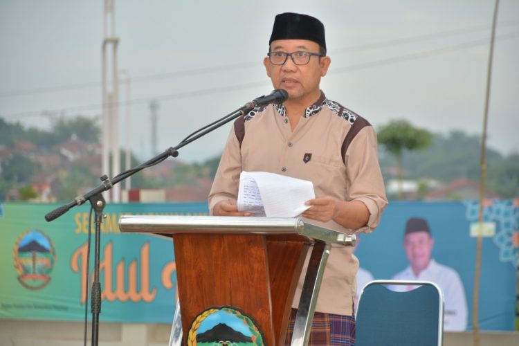 Bupati Bersama Ribuan Warga Salat Idul Adha di Area Menara Teratai Purwokerto