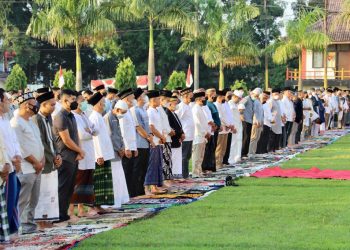 Kapolda Jateng Bersama Warga Laksanakan Sholat Idul Adha di Asrama Brimob Srondol