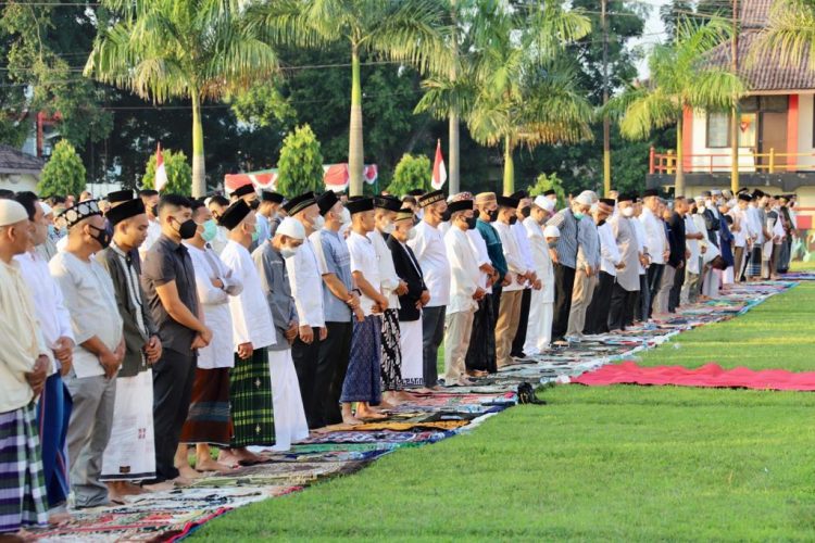 Kapolda Jateng Bersama Warga Laksanakan Sholat Idul Adha di Asrama Brimob Srondol
