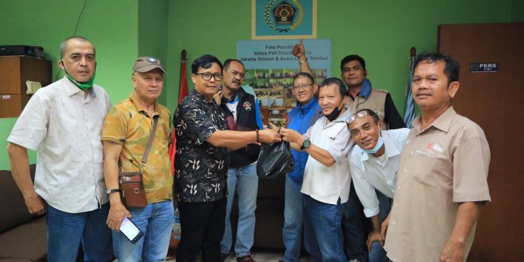 PWI Jakarta Selatan Bagikan Daging Kurban Bagi Para Anggotanya