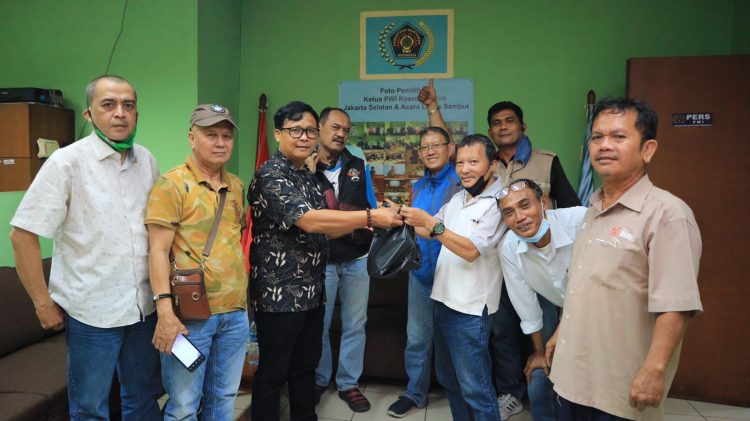 PWI Jakarta Selatan Bagikan Daging Kurban Bagi Para Anggotanya
