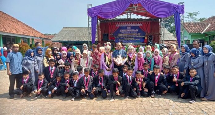 45 Siswa/i Kelas VI SDN Cikopomayak 03 Jasinga Tahun Ajaran 2021-2022 Dilepas, Dibalut Ekspresikan Jiwa Seni & Dangdut Gratis