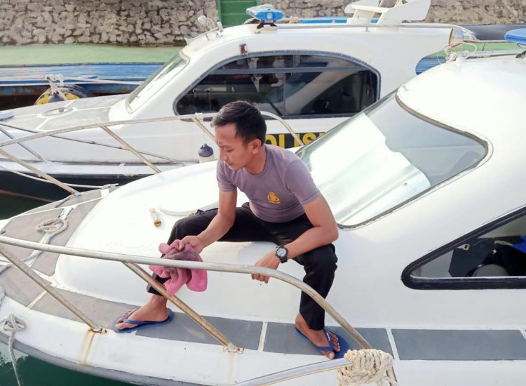 Merawat Kapal Patroli, Personel Ditpolairud Polda Banten Laksanakan Kegiatan Harwat