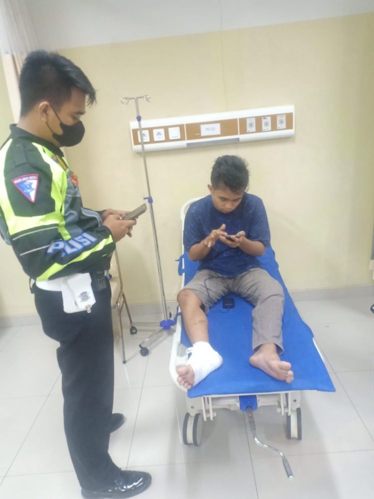 Satlantas Polresta Serang Kota Evakuasi Korban Kecelakaan Beruntun