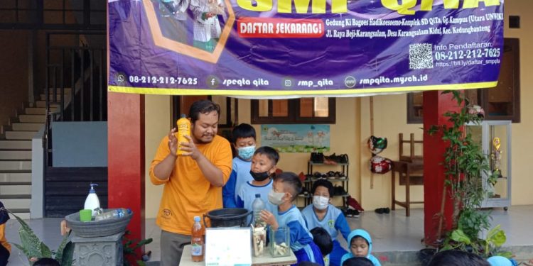 SMP QITA Olah Limbah Organik Menjadi Pupuk Cair POCITA