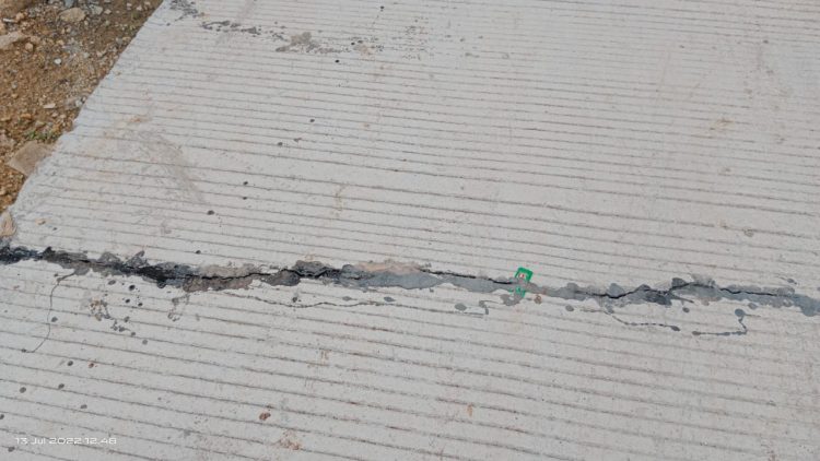 Proyek Dinas PUPR Kabupaten Bogor Rp. 2.961 M, Peningkatan Jalan Tunggilis-Situsari Baru Dikerjakan Sudah Retak dan Patah – patah, Diduga Tabrak RAB, Ini Kontraktor nya !
