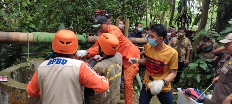 Pramuka Peduli Banyumas Evakuasi Mayat Dalam Sumur