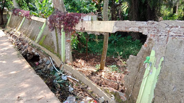 Tembok SDN Palasari 03 Roboh 2 Bulan Lalu, Membahayakan Anak Didik, Pihak Sekolah Berharap Sarpras Disdik Kabupaten Bogor Jangan Cuek