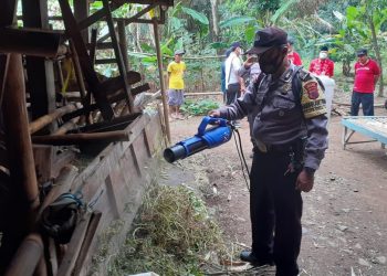 Polsek Bukateja Semprot Disinfektan  Kandang Ternak di Desa Kedungjati