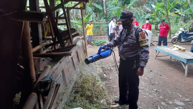 Polsek Bukateja Semprot Disinfektan Kandang Ternak di Desa Kedungjati