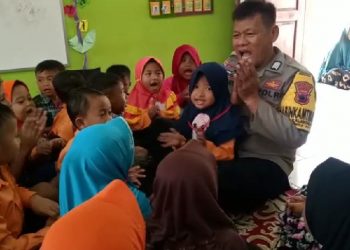 Polisi Sahabat Anak, Bhabinkamtibmas Polsek Kaligondang Sambangi TK Pertiwi