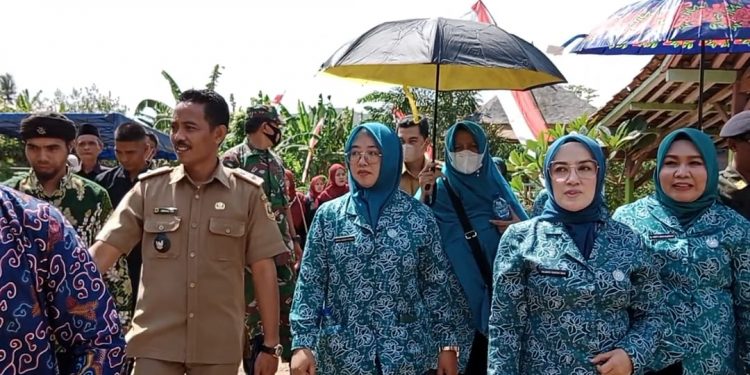 Istri Plt Bupati Bogor, Hj.Halimatu Sudiyah Iwan Kunjungi Desa Pasirangin Dalam Rangka Binda Program PKK