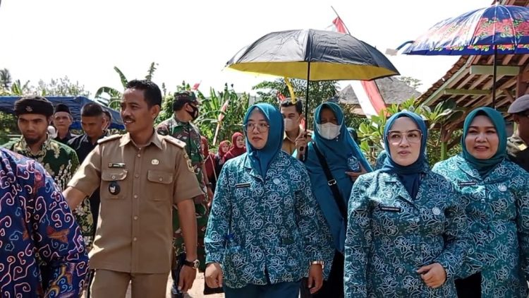 Istri Plt Bupati Bogor, Hj.Halimatu Sudiyah Iwan Kunjungi Desa Pasirangin Dalam Rangka Binda Program PKK