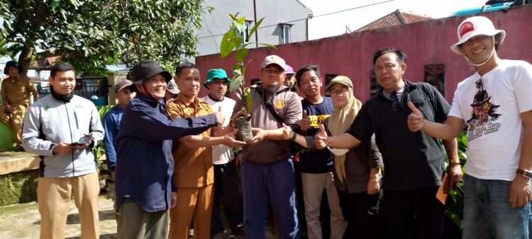 Bupati Subang Bagikan Bibit Tanaman Manggis Kepada Kelompok Tani