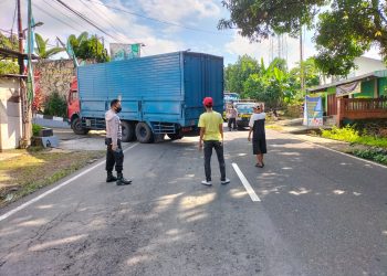 Polsek Bojongsari Atur Lalu Lintas di Lokasi Truk Terperosok