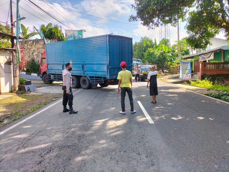Polsek Bojongsari Atur Lalu Lintas di Lokasi Truk Terperosok