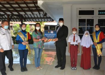 Bupati Tangerang Ahmed Zaki Iskandar Terima Bantuan CSR 2500 Paket Sekolah