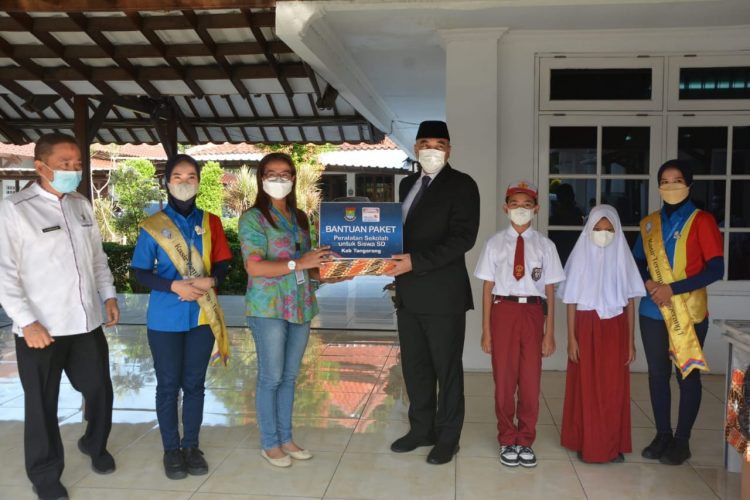 Bupati Tangerang Ahmed Zaki Iskandar Terima Bantuan CSR 2500 Paket Sekolah