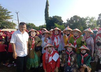 Dalam Rangka Menyambut HUT RI Ke – 77, Emak – emak Group Kucica RT 04/06 Desa Cikopomayak Ikut Tim Baris Berbaris