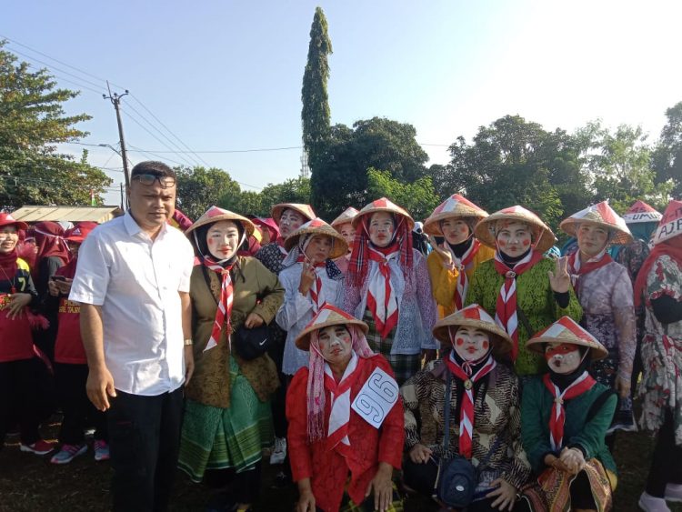 Dalam Rangka Menyambut HUT RI Ke – 77, Emak – emak Group Kucica RT 04/06 Desa Cikopomayak Ikut Tim Baris Berbaris