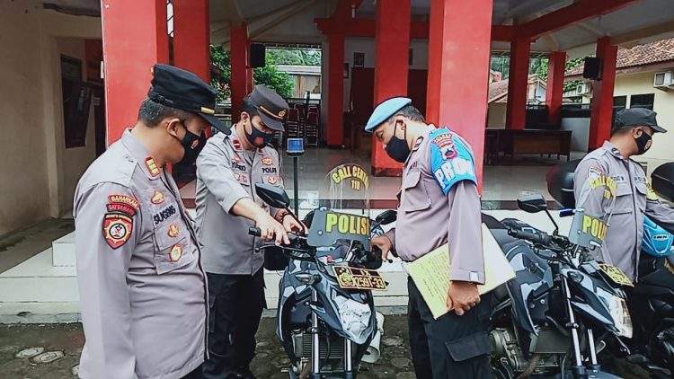 Pastikan Siap Digunakan, Kapolsek Kaligondang Cek Seluruh Ranmor Dinas