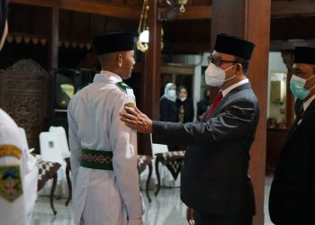 Bupati Husein Kukuhkan Paskibra HUT Ke-77 RI Tingkat Kabupaten Banyumas