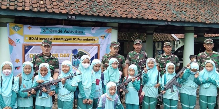Kenalkan Tentara, SD Al Irsyad Kunjungi Kodim Banyumas