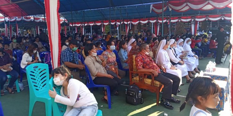 Pentas Seni Meriahkan HUT ke – 75 SD Katolik Renya Rosari, Kapolsek Makale Lakukan Pengawasan dan Pengaturan Pawai