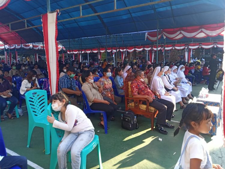 Pentas Seni Meriahkan HUT ke – 75 SD Katolik Renya Rosari, Kapolsek Makale Lakukan Pengawasan dan Pengaturan Pawai