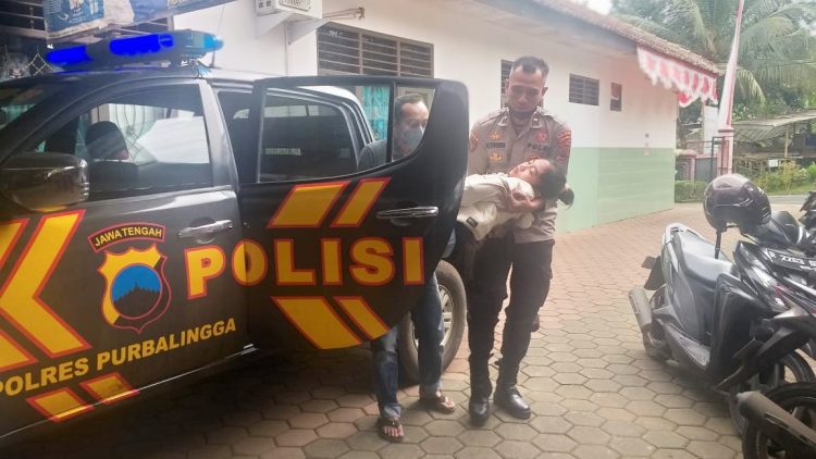 Tiba-tiba Pingsan, Perempuan di Pengadegan Dibawa Polisi ke Puskesmas